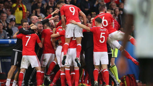 robson-kanu-goal-wales.jpg